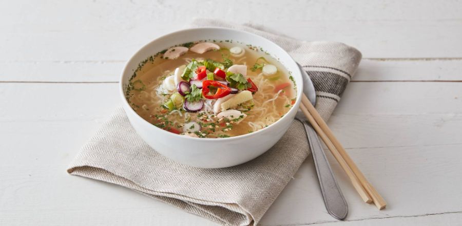 Asiatische Suppe mit Ingwer und Koriander