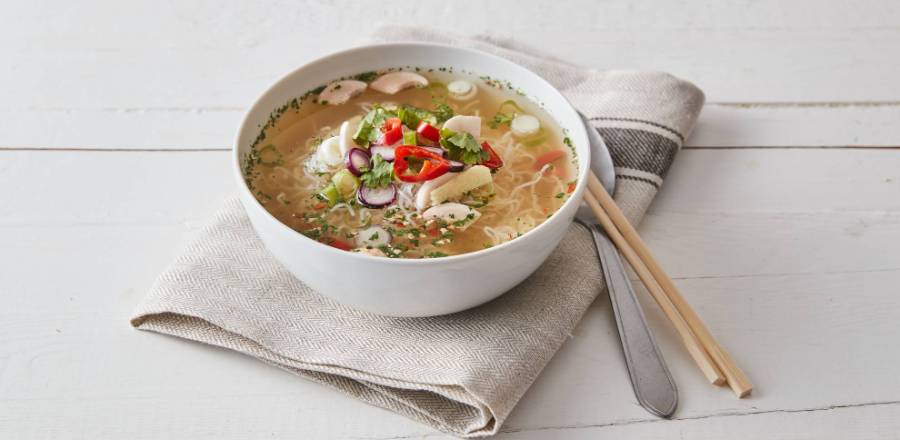 Asiatische Suppe mit Ingwer und Koriander