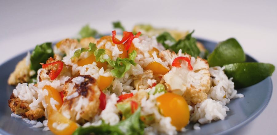 Salat mit Konjak-Reis und gebackenem Blumenkohl