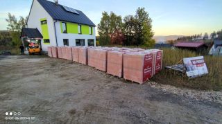 13. 10. 2022 jsme dokončili dodávku cihel pro rodinný dům v Tanvaldu. Součástí dodávky bylo 2 080 ks cihel Porotherm Profi...