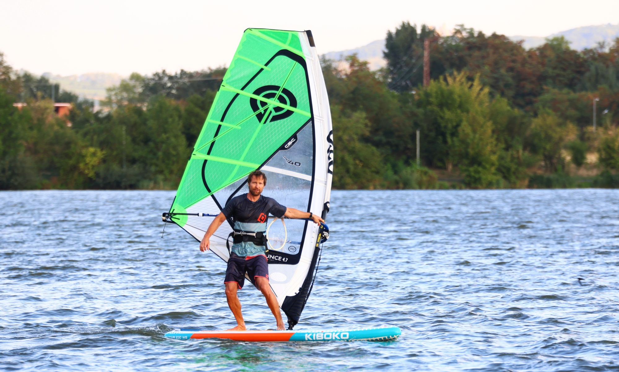 WindSUP nebo WingSUP? Paddleboard s plachtou nebo s křídlem?