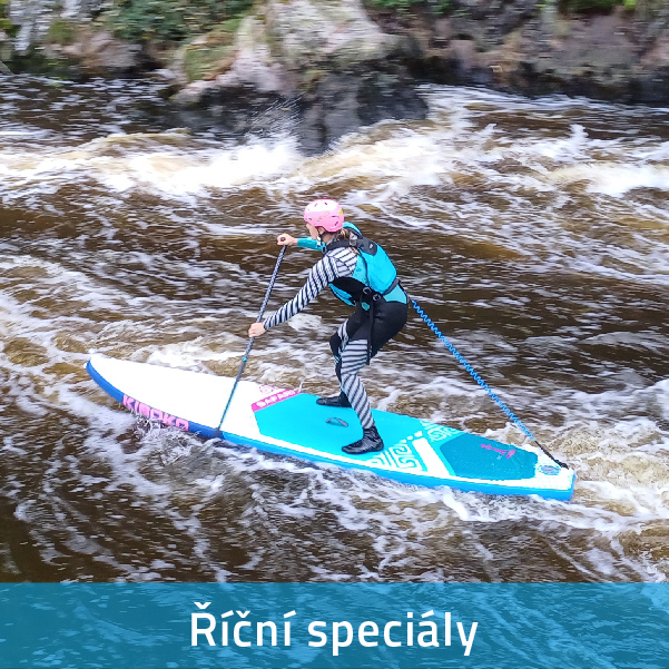 Žena s helmou a vestou jednoucí na paddleboardu Kiboko v peřejích na řece