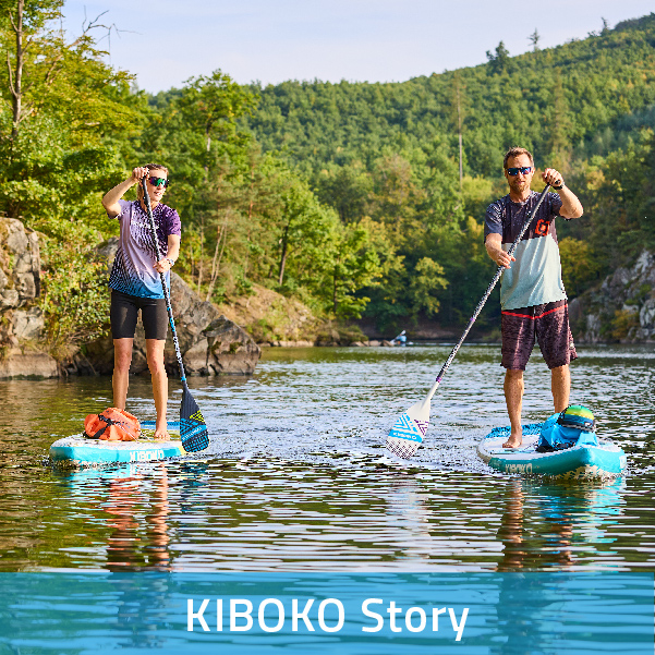 Dva lidi spolu pádlující na vodě a užívající si den pohody