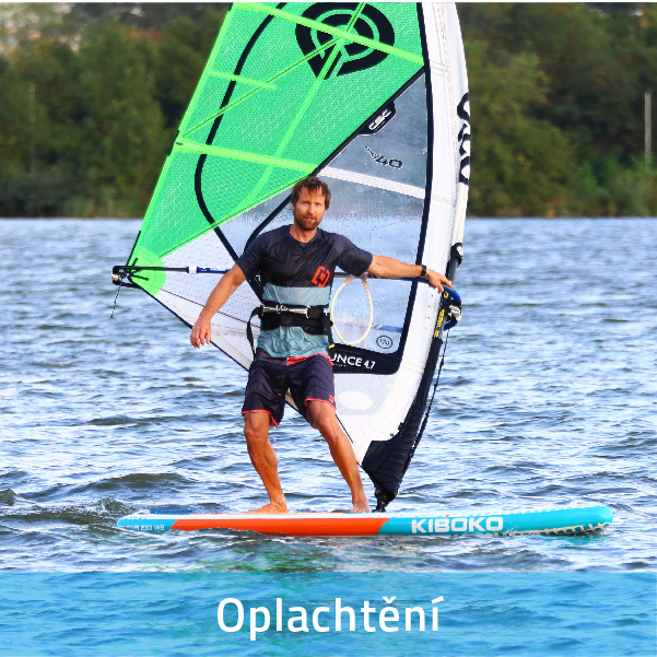 Muž pohodově plachtící na nafukovacím paddleboardu s plachtou