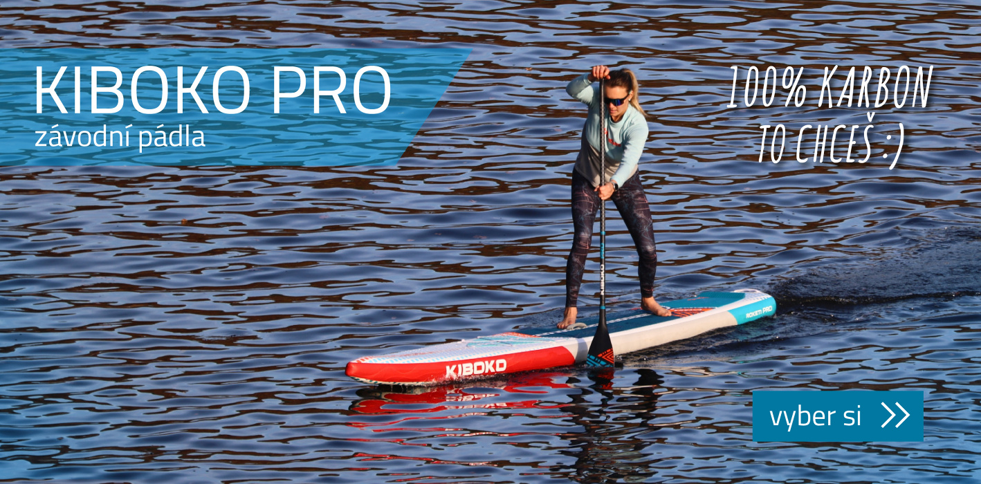 Holka na paddleboardu pádlující s celokarbonovým pádlem