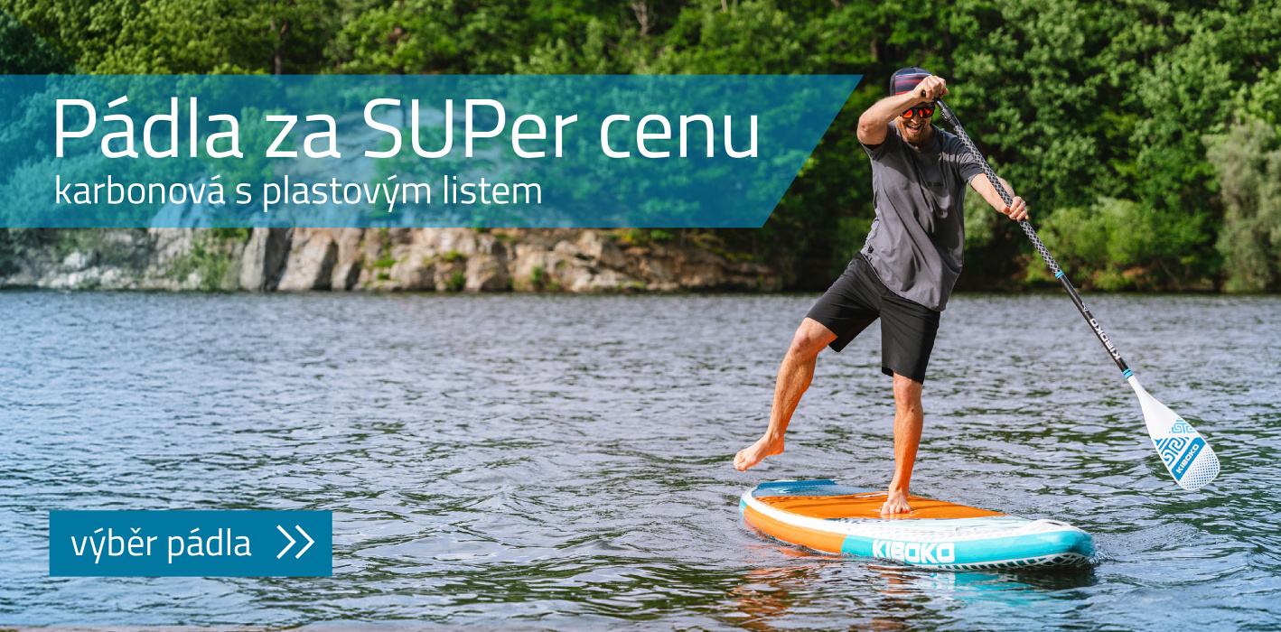 Kluk na paddleboardu, stojící na jedné noze a v ruce drží karbonové pádlo s plastovým listem