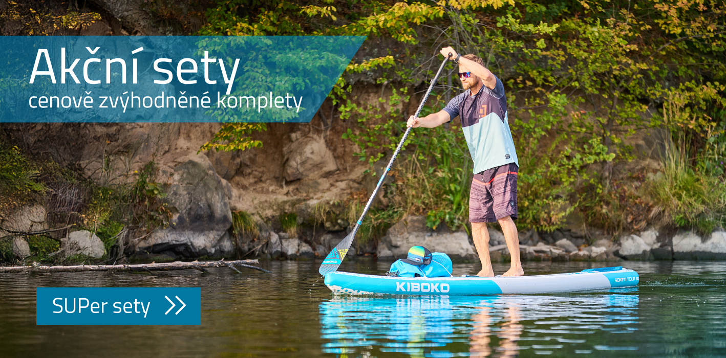 Muž užívající si jízdu paddleboardu s nepromokavým vakem, sklolaminátovým pádlem