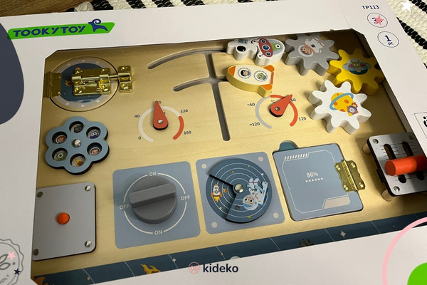 Activity board vesmír ako darček pre dieťa na 1 rok