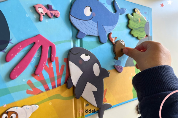 dieťa skladá magnetickú knihu