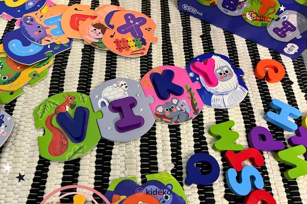 poskladaná puzzle abeceda pre deti
