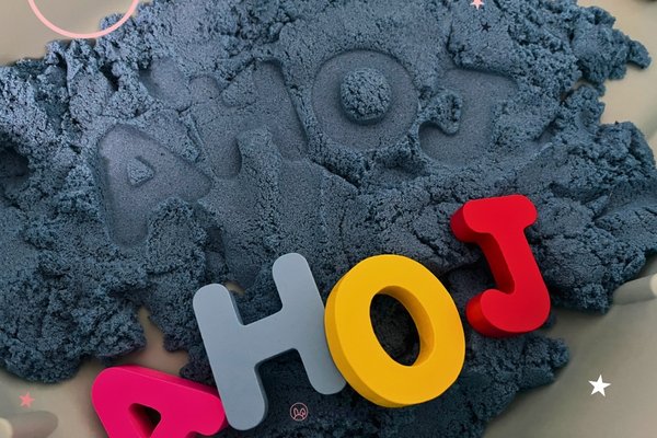puzzle abeceda s písmenkami v kinetickom piesku