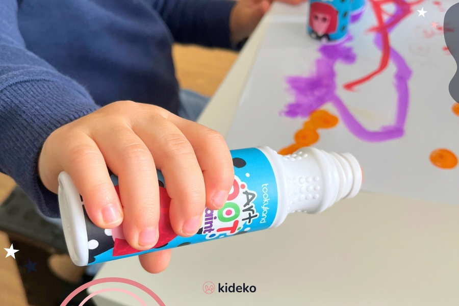 dot-painting-dieta-drzi-v-ruke-tubu