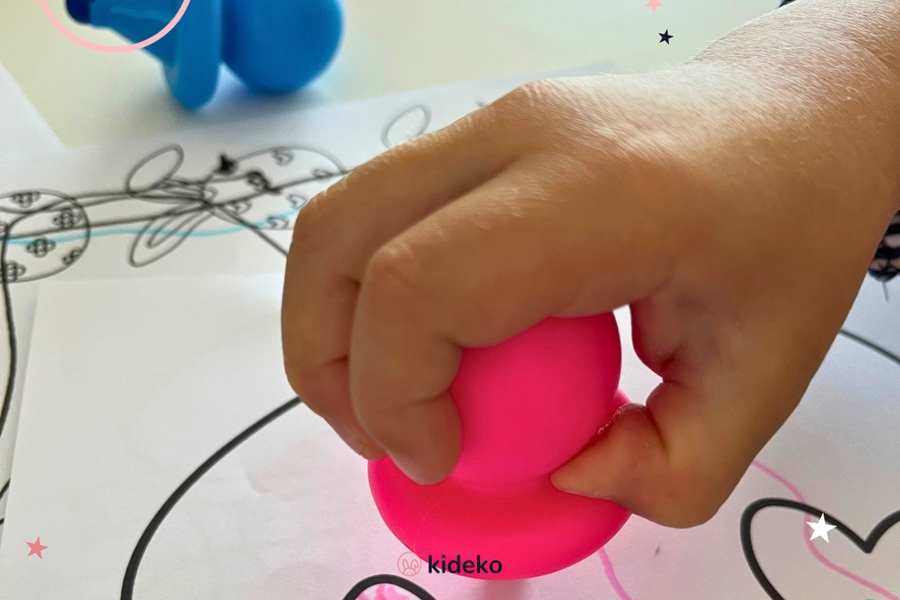 Ergonomický úchop fixky pri prvom tvorení s deťmi