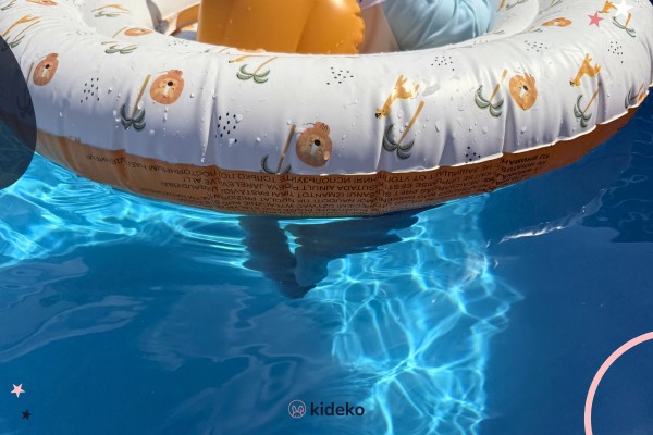 Voľný pohyb nožičiek bábätka v kolese Swim Essentials