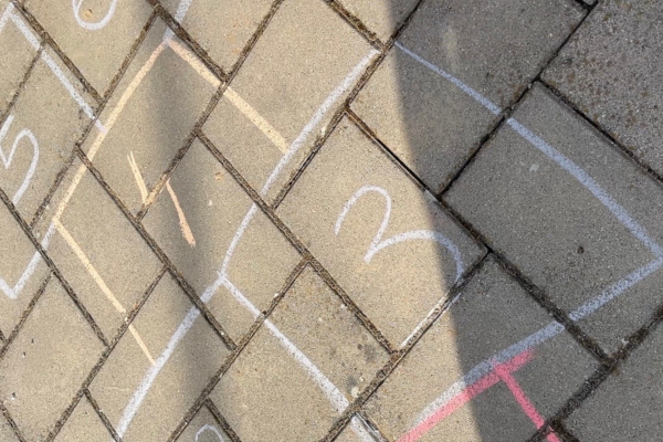 skolka hra deti chodnik