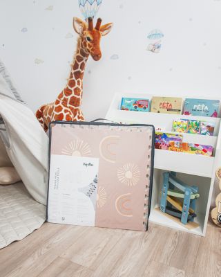 Někdy je hrací plocha plná smíchu a hraček… a jindy prostě potřebuje na chvíli zmizet. 🤍 Pěnové puzzle Sun & Rainbow...