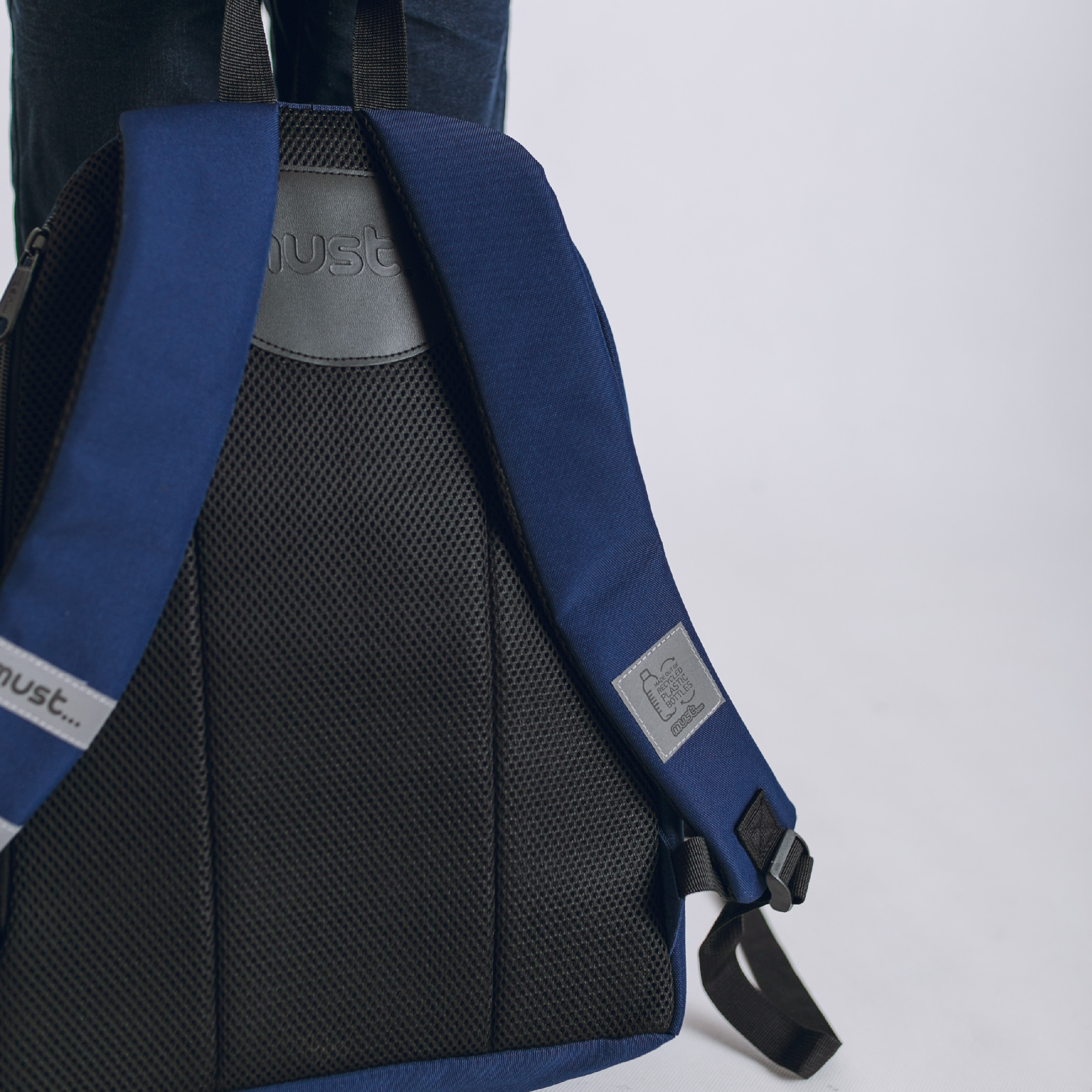 Monochrome EKO Ergonomický eko batoh z recyklovaných materiálov NAVY 22l