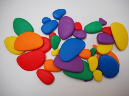 Duhové kamínky rozvíjí motoriku a prostorovou představivost, naučí barvy i základní počty