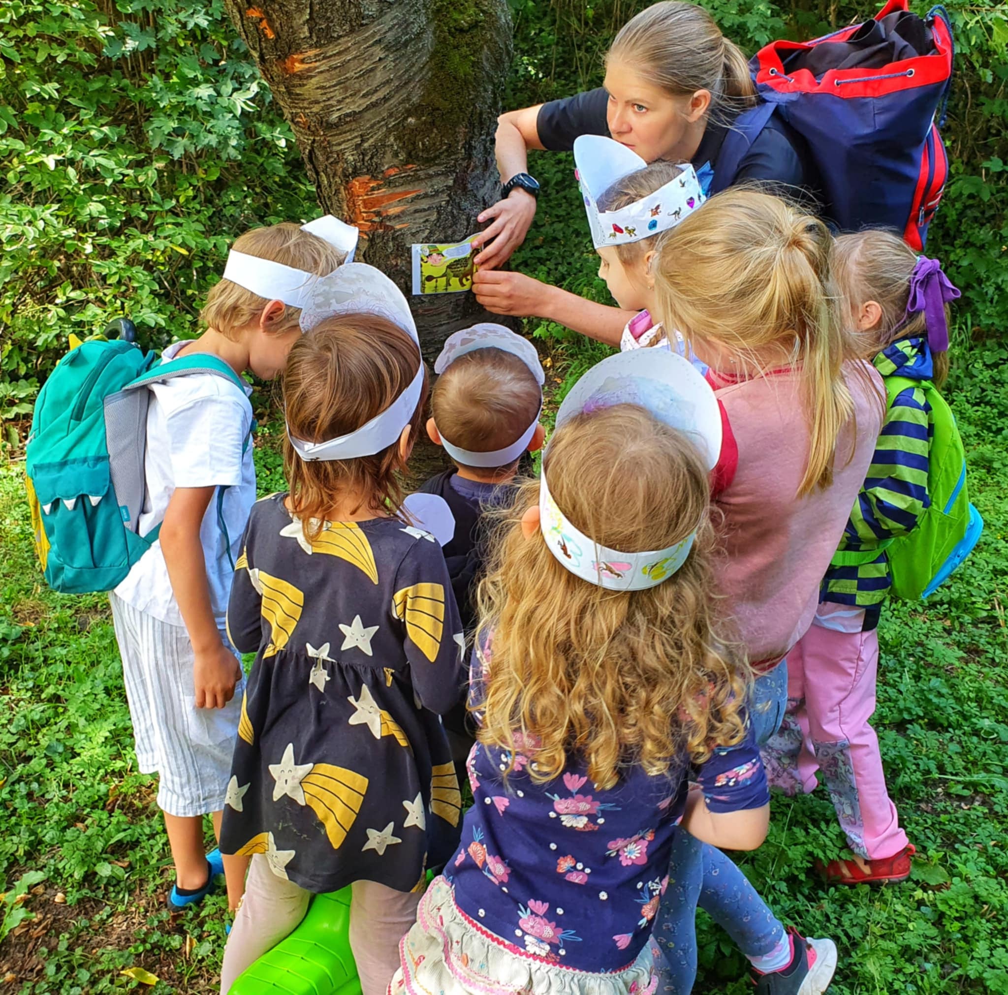 Fotografie s dětmi, jak hrají stezku Putování s dinosaury