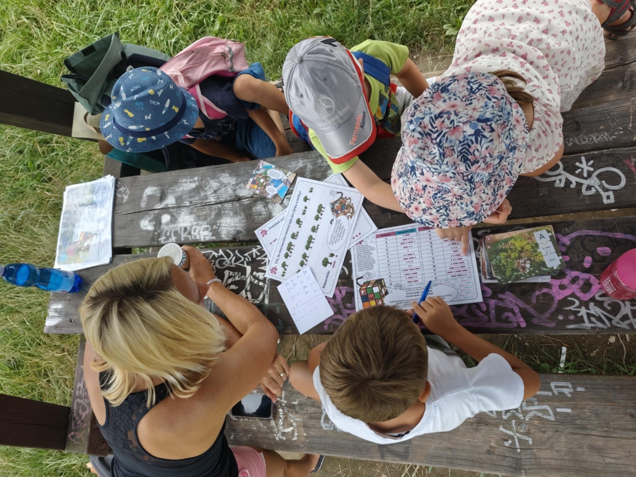 Děti z volnočasového centra u šifrovačky pro nejmenší