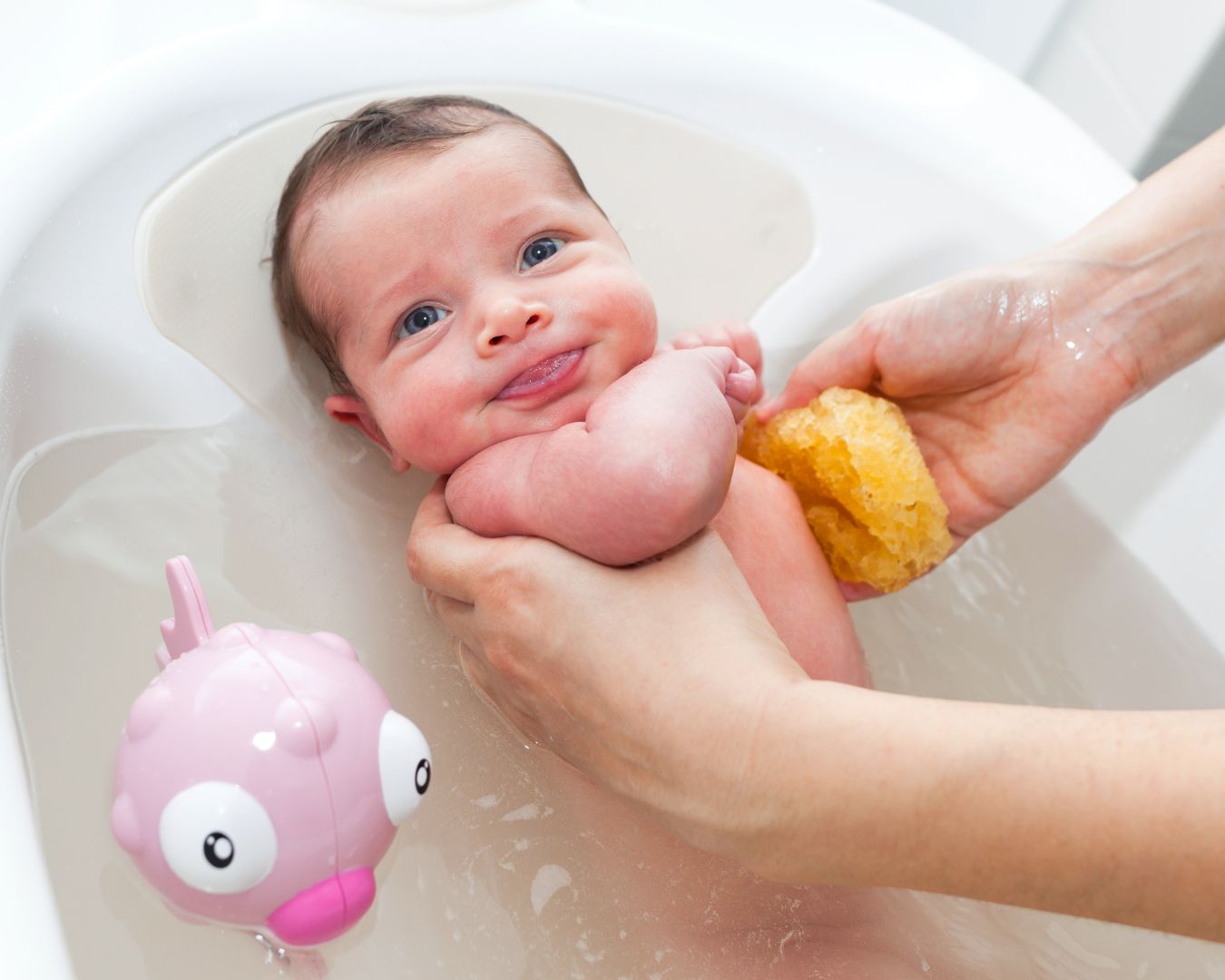 První koupel miminka: Jak na ni a proč je tak důležitá?