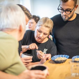Chcete vědět, proč jedna káva chutná jako čokoláda a jiná voní po rybízu? ☕️ Cesta kávy s ukázkou pražení vám ukáže celý...