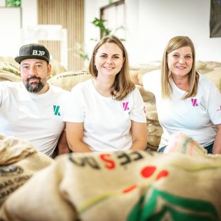 Pohodové Vánoce, klid, rodina, smích… a ideálně hrnek dobré kávy v ruce. ☕🎄 Užijte si svátky přesně tak, jak to máte rádi....