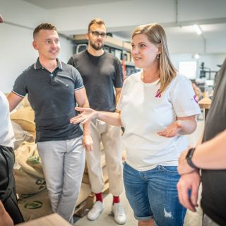 Kdo stojí za KIKITOU? Dnes Kika. ☕ Přes 18 let v kávovém světě. Od baristy přes lektorku až k vlastní pražírně. Zkušenosti...