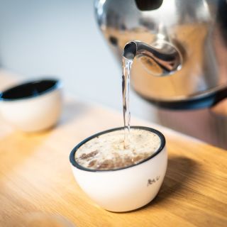 Decaf, který chutná jako normální káva? 🫘 Ano. Tumbaga Sugarcane Decaf z Kolumbie je sladká, čokoládová a plná – jen bez...