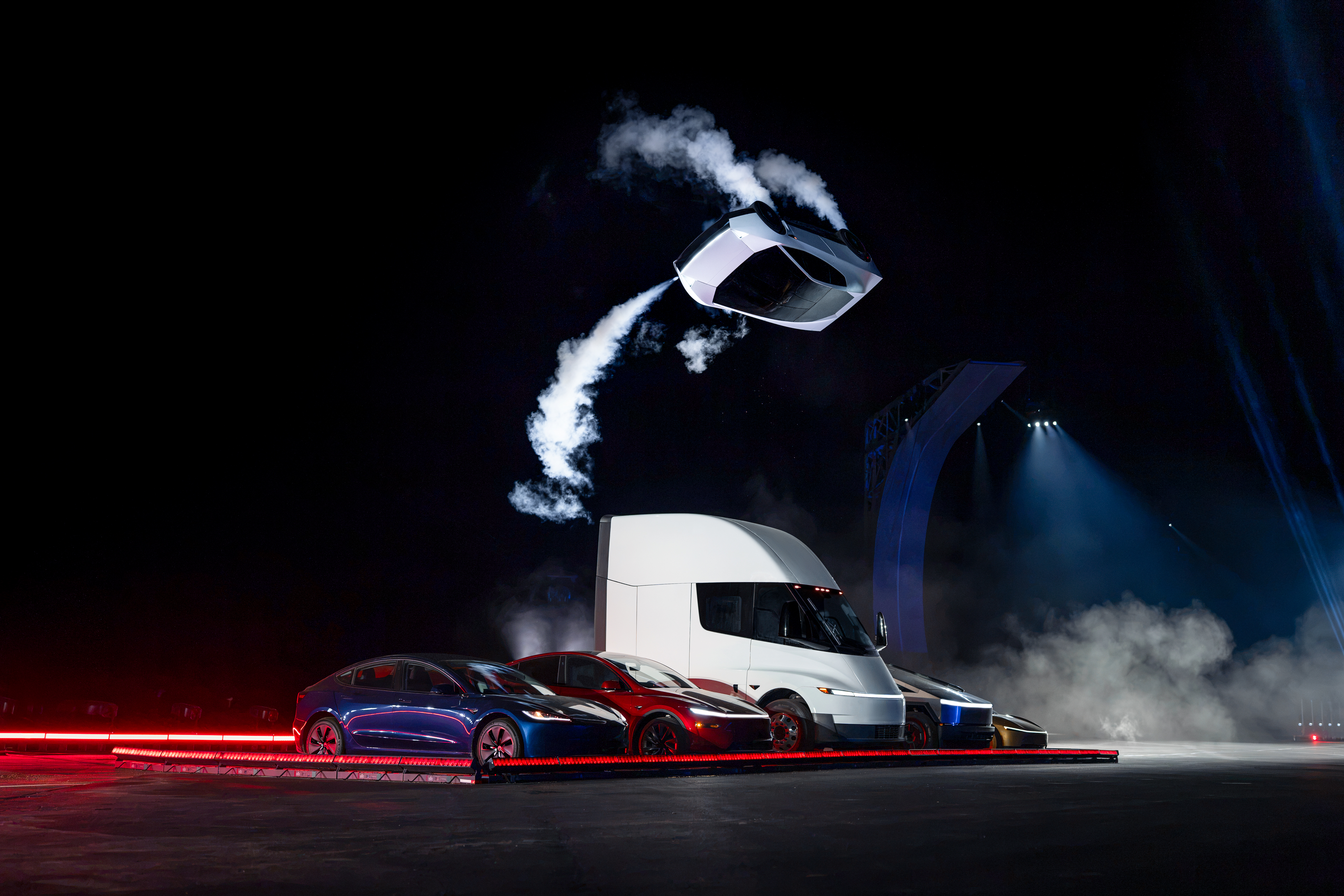 Nový Tesla Roadster počas letovej ukážky nad vozidlami Tesla