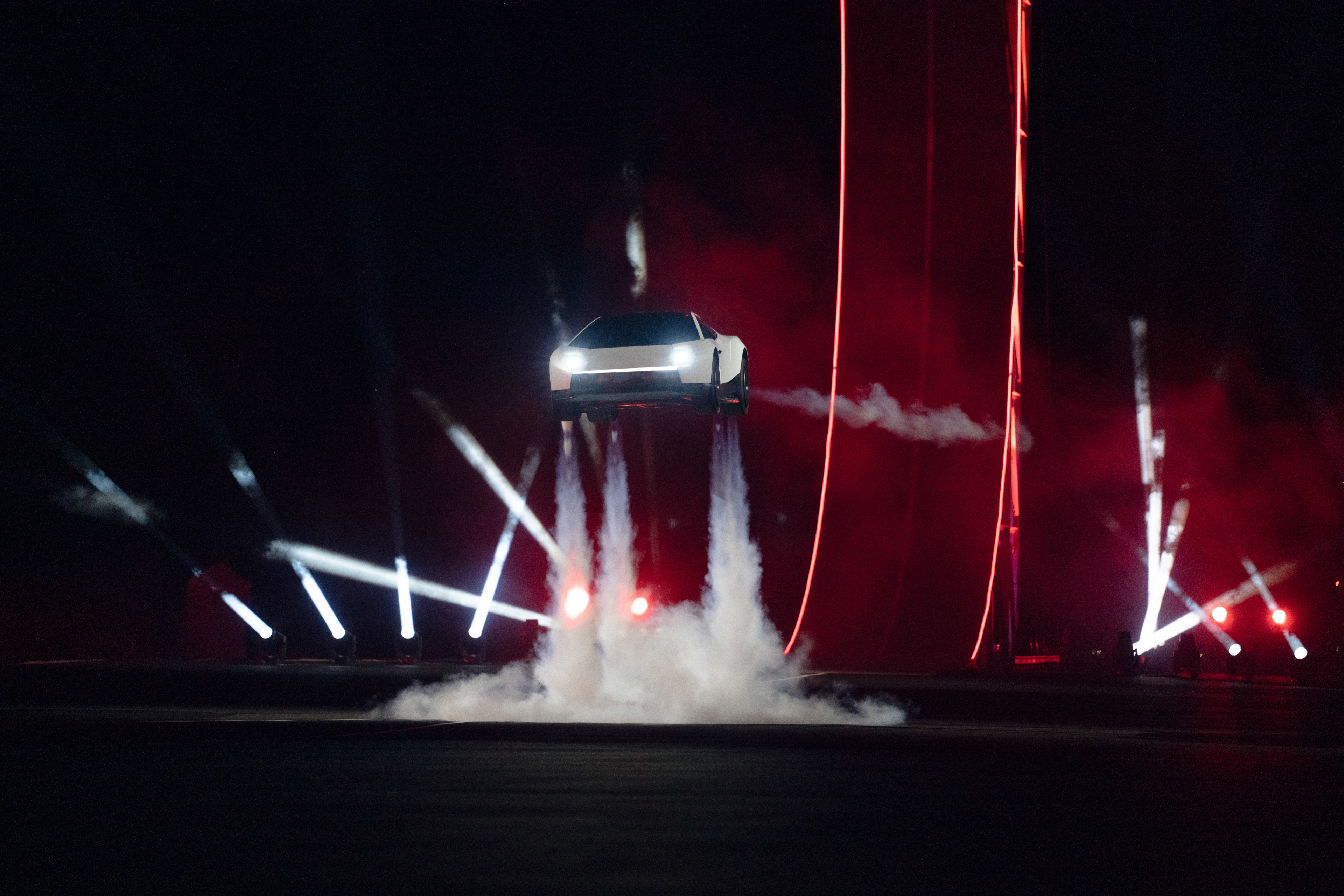Tesla Roadster pri vzdušnom manévri s plynovými tryskami SpaceX