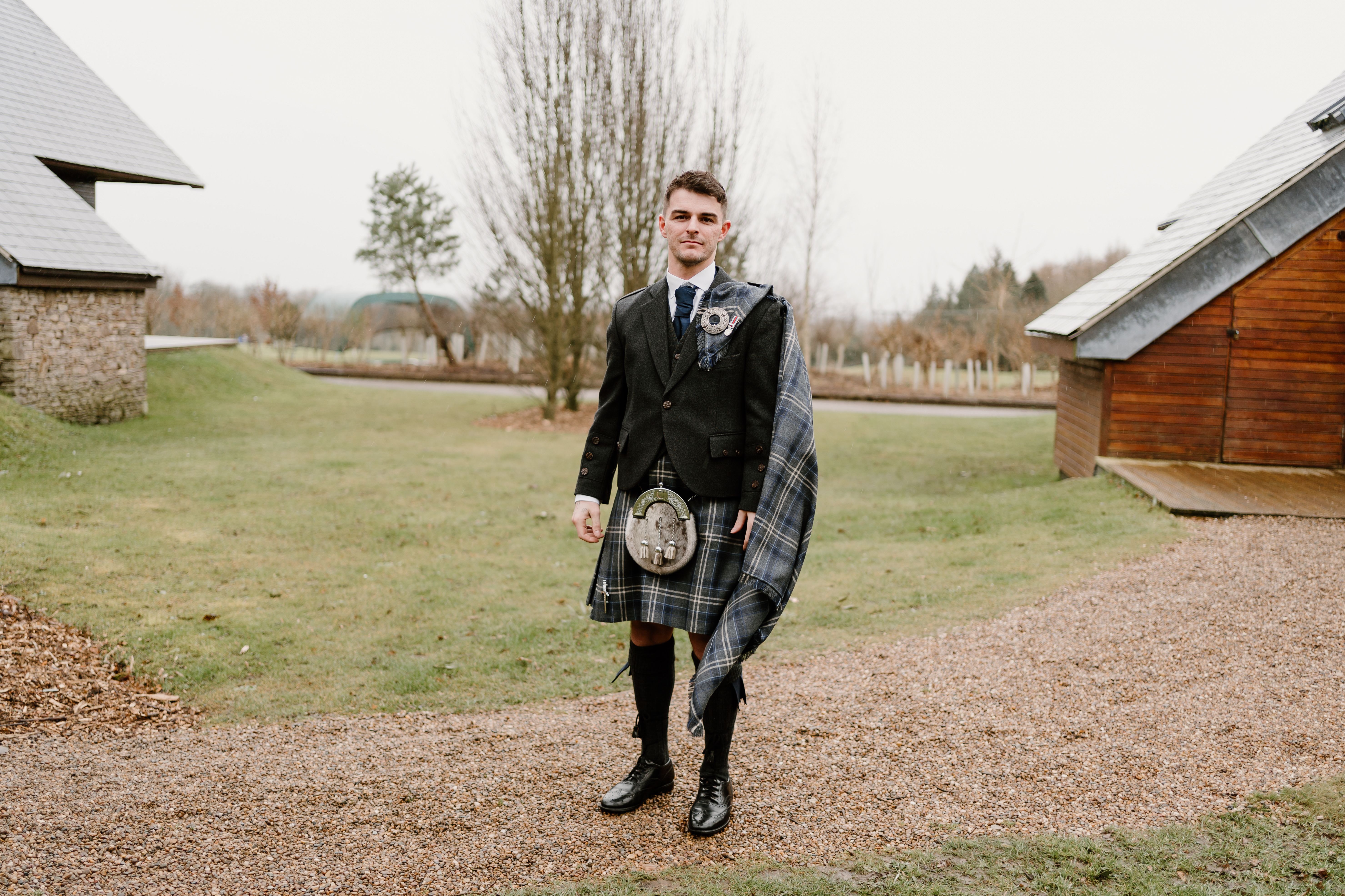 Slavnostní outfit s kiltem, sporranem a černými botami. Foto: Lewis Ashton / Pexels.