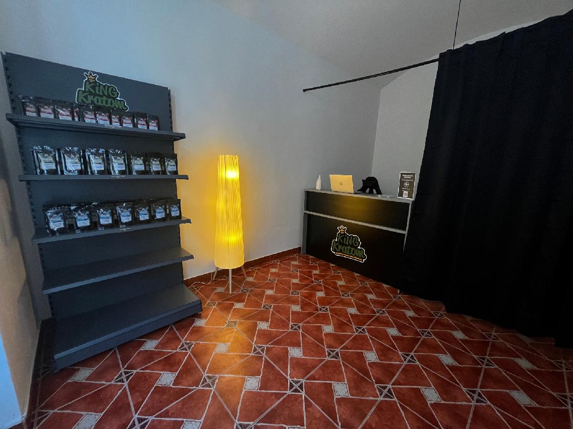 Interiér kamenné prodejny kratomu v Praze — KING-KRATOM.CZ