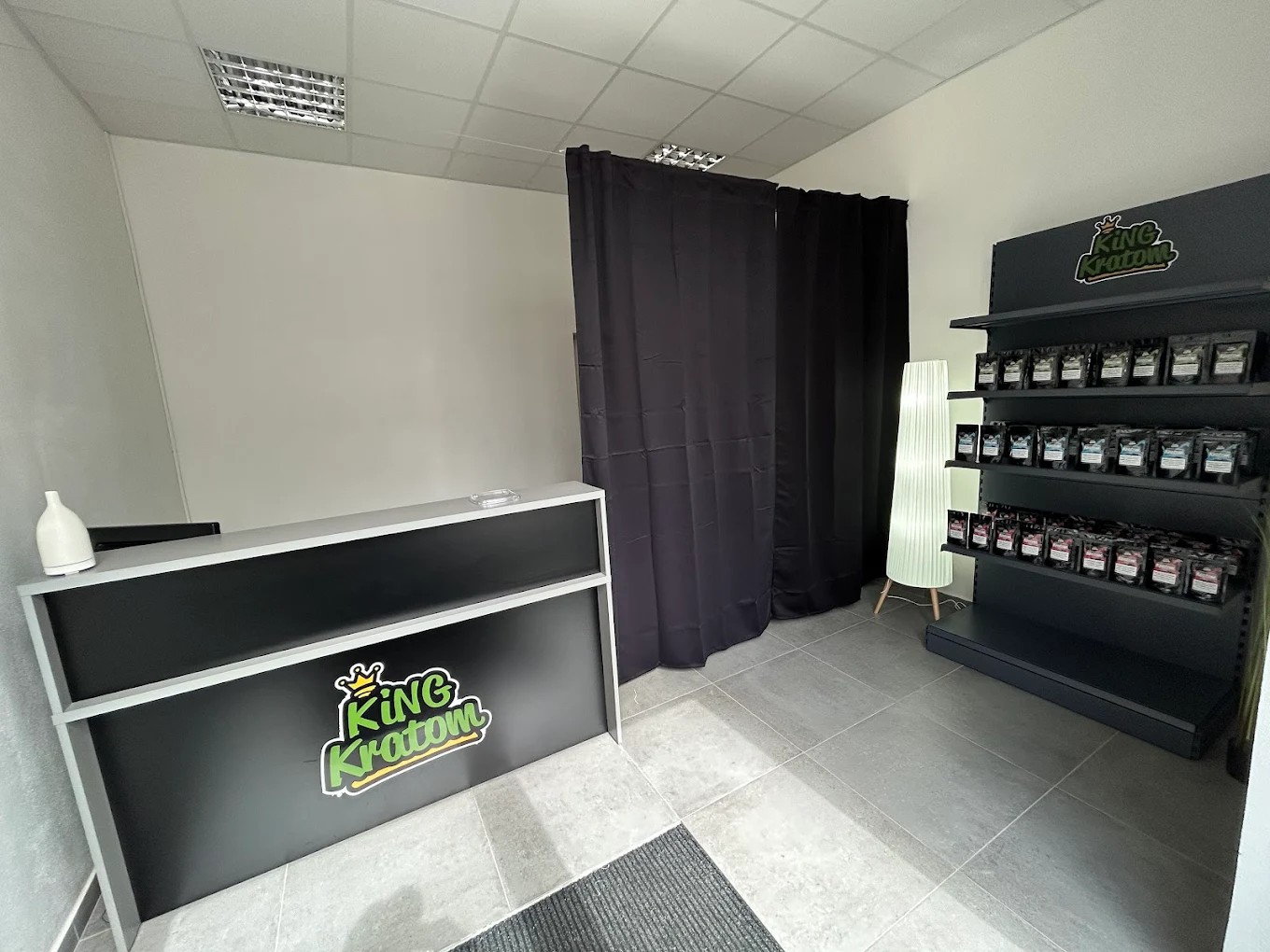 Interiér kamenné prodejny kratomu v Táboře — KING-KRATOM.CZ
