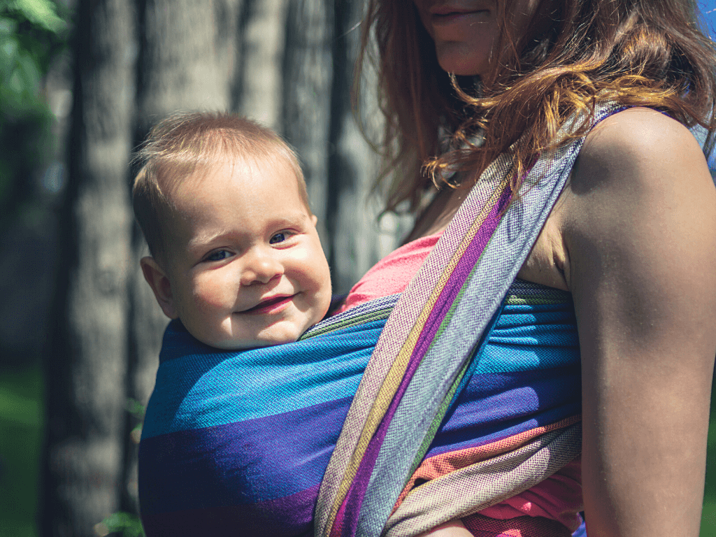 Jak nosit dítě v létě