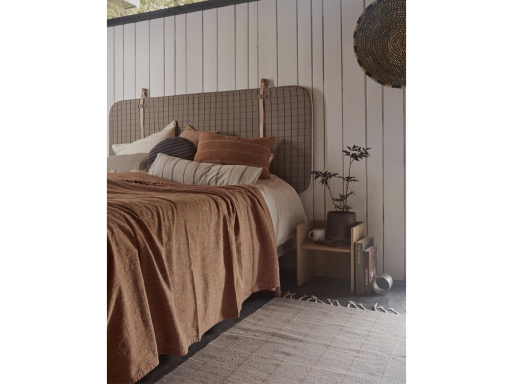 In every stylish bedroom there is a headboard that adds a personal and cozy touch. With the Grid Headboard you get a