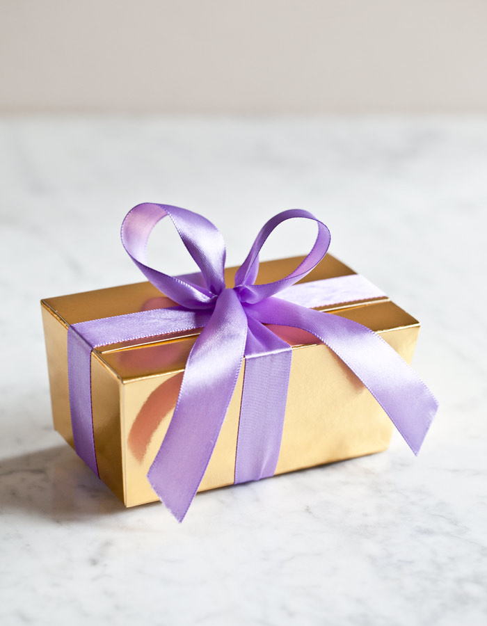 Set of five golden boxes on pralines 250 g