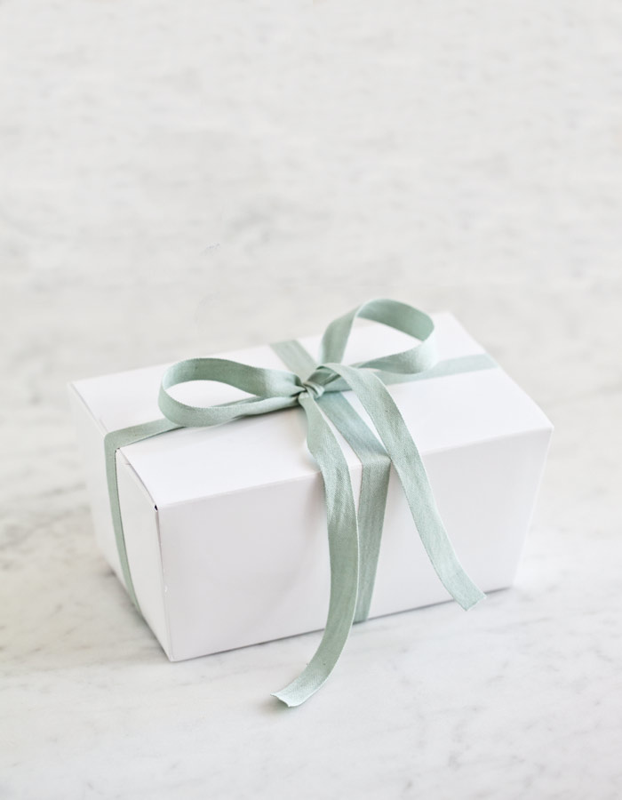 Set of five white praline boxes 500 g