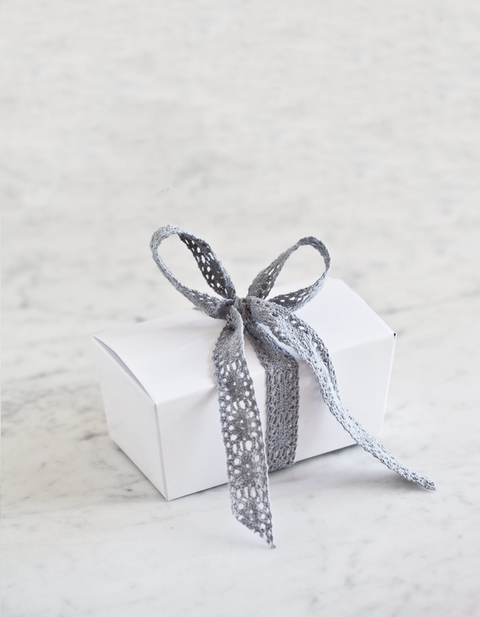 Set of five white praline boxes 250 g
