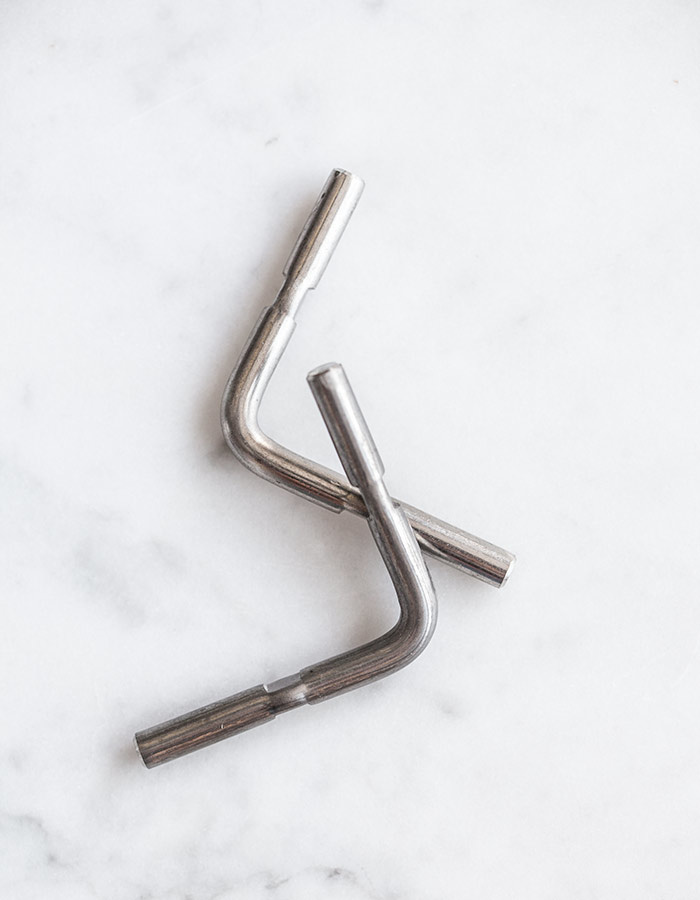 Screw for praline mold