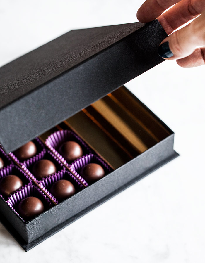Magnetic box for pralines