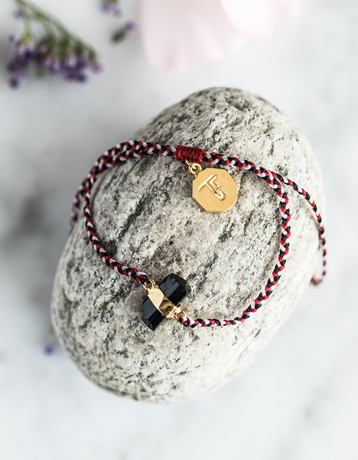 Náramek black tourmaline bracelet - tridatu/gold