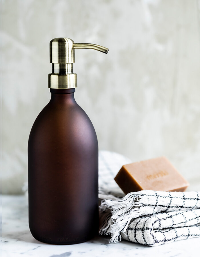 Skleněný dávkovač se zlatou pumpičkou Matt Amber Brown 500 ml