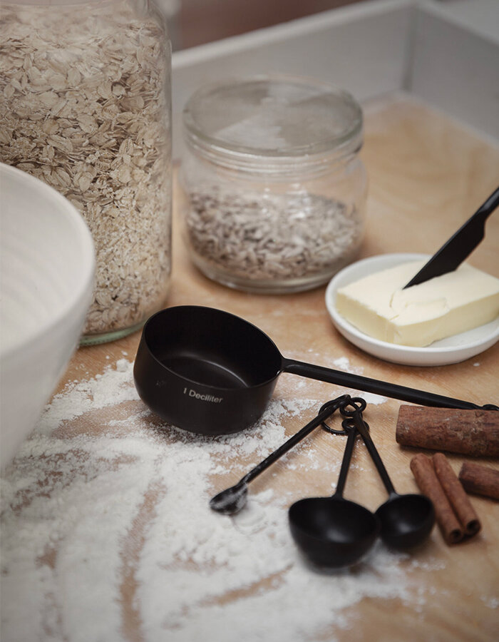 Measuring cup black metal 1 dl