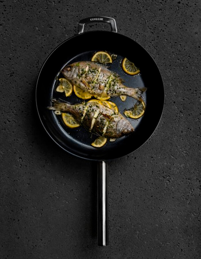 The stainless steel pan with a ceramic finish 32 cm