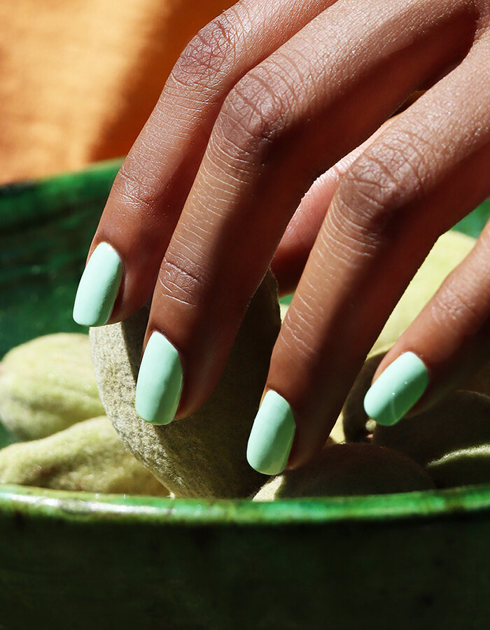 Mentolový lak Manucurist Green Flash LED polish gel Mint 15 ml