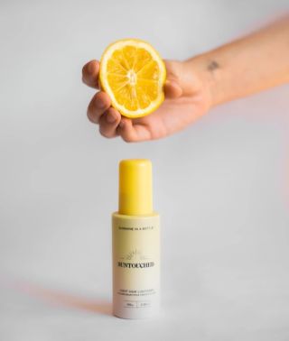 Náš sluncem políbený bestseller je zpět! Přírodní zesvětlovač vlasů SUNTOUCHED máme opět skladem na Kitchenette Shopu! 💛...