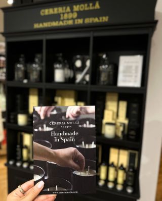 S prichádzajúcimi chladnými večermi je čas na pohodu. 🍂 Prémiové sviečky @cereria_molla_1899 sú stvorené na to, aby...