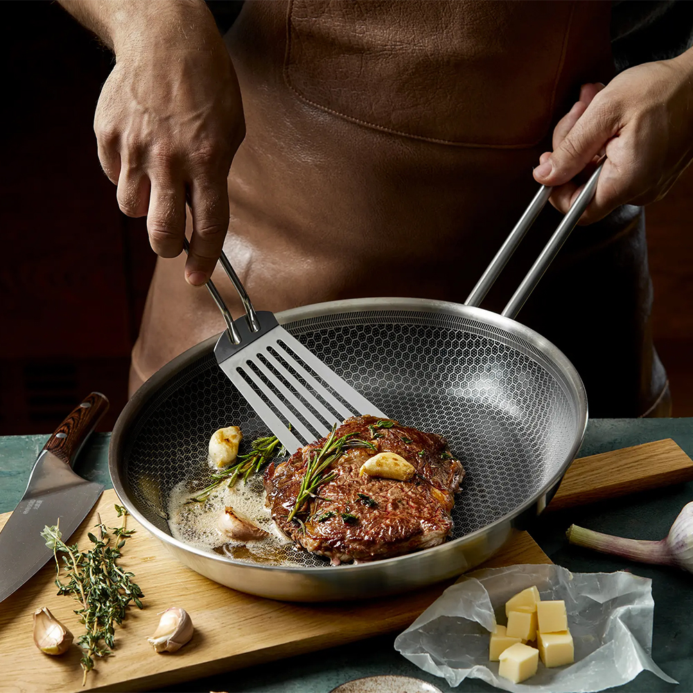 Jak správně používat nepřilnavou pánev (a kdy zvolit jiný typ pánve)