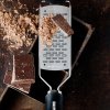Struhadlo na širší proužky Microplane Gourmet s černou rukojetí 1